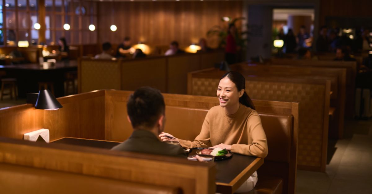Dineren in een lounge van Cathay Pacific
